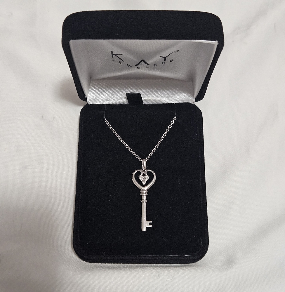 Kay Jewelers Sterling Silver Diamond Key Pendant Necklace ✨️